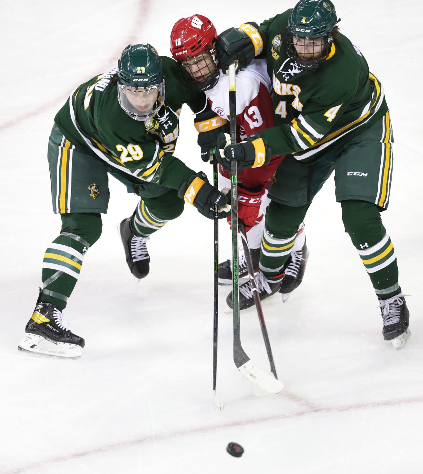 112721_uwhockey_03-11272021205250